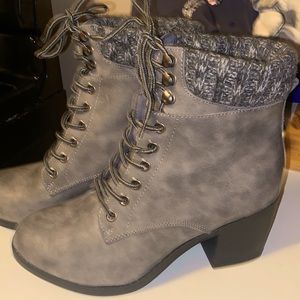 Size 9 heeded boots .NWOT.